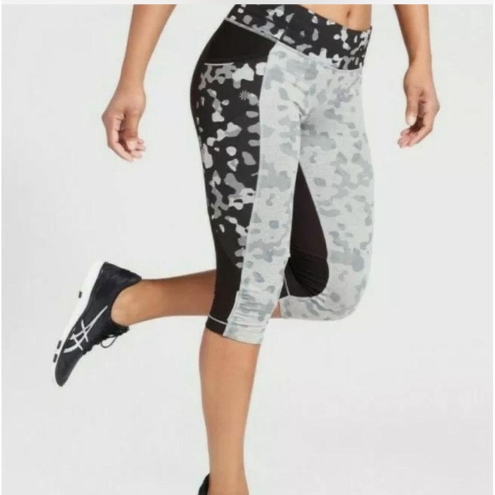 Athleta "Be Free" Leggings - Leopard Spotted Camo Style Print Capri Crop